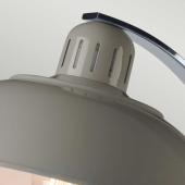 asztali lampa vilagitas dolgozoszoba  ivelt polirozott kromozott szurke szin klasszikus festett acel retro stilus.jpg